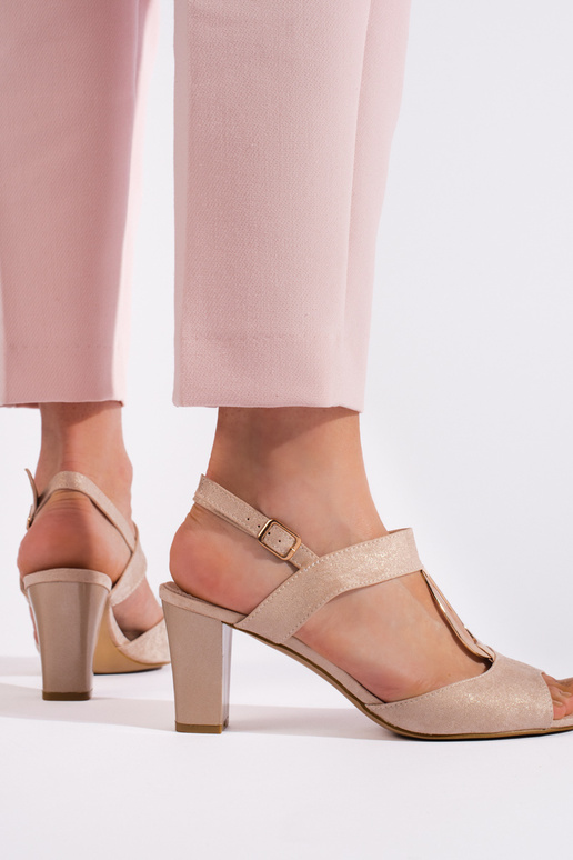 aukso spalvos sandalai  ant kulno