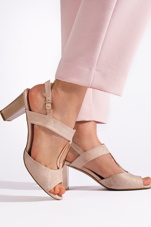 aukso spalvos sandalai  ant kulno