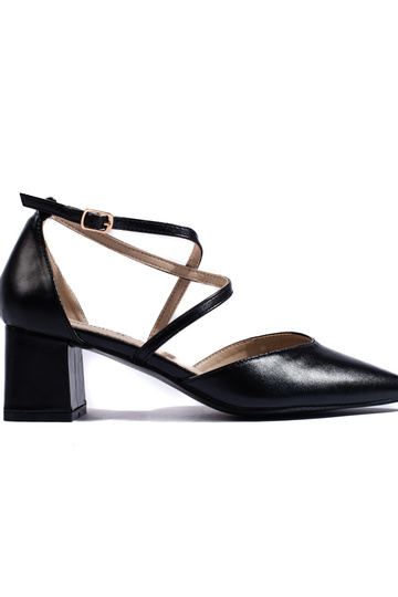 juodos spalvos sandalai