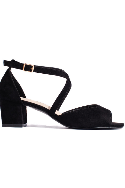 juodos spalvos sandalai