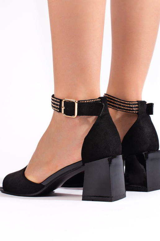 juodos spalvos sandalai  žemu kulnu