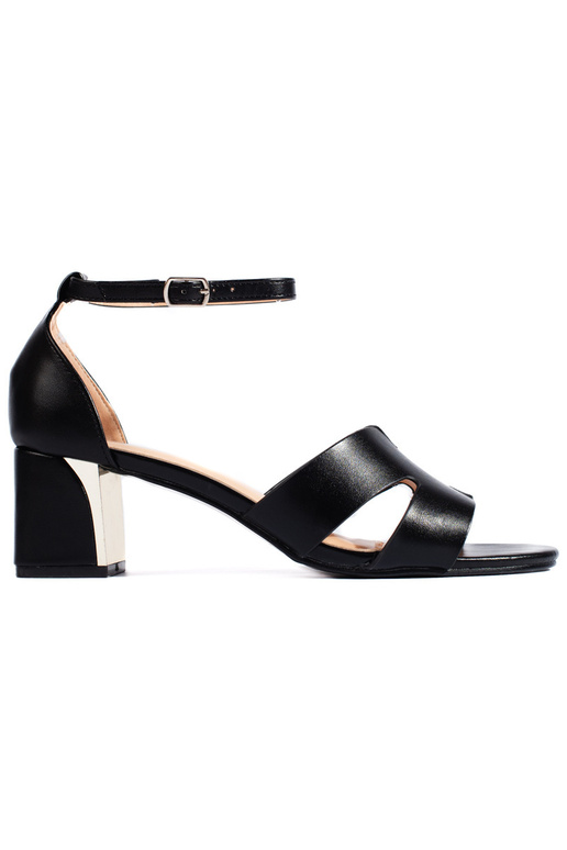 juodos spalvos sandalai