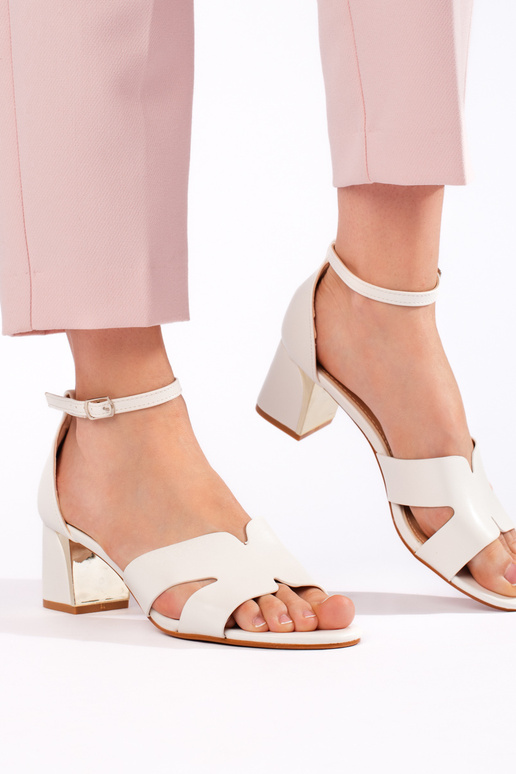 baltos spalvos sandalai