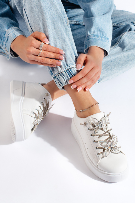 Balti sportiniai bateliai su drugeliais Balti sportiniai bateliai su drugeliais