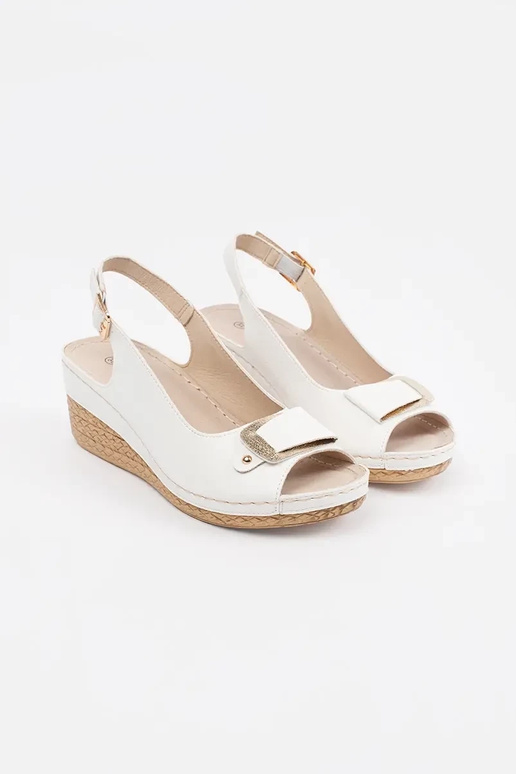 Baltos spalvos sandalai ant žemos...