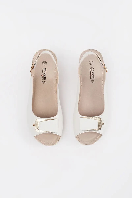 Baltos spalvos sandalai ant žemos...