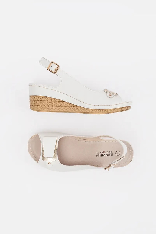 Baltos spalvos sandalai ant žemos...