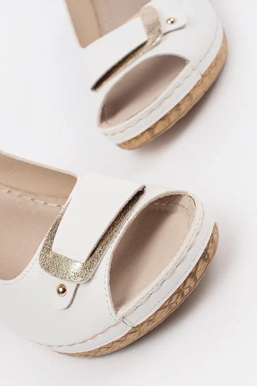 Baltos spalvos sandalai ant žemos...