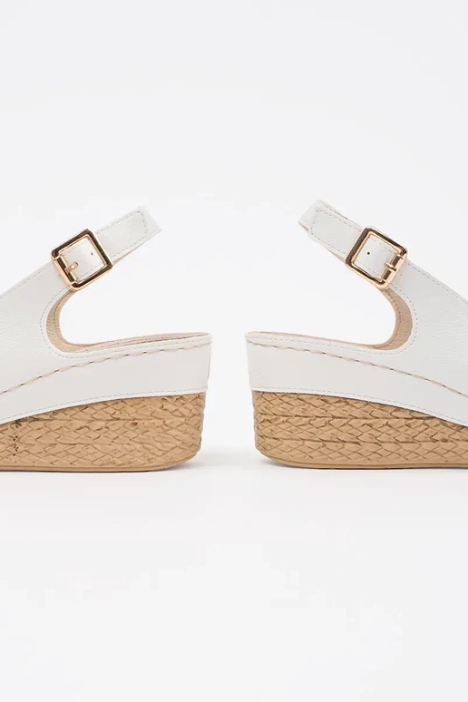 Baltos spalvos sandalai ant žemos...