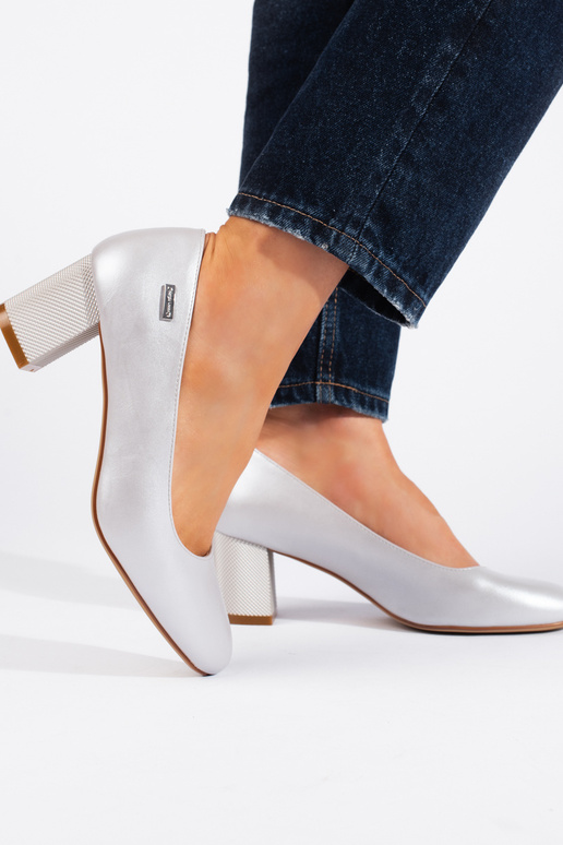 sidabro spalvos aukštakulniai ant...