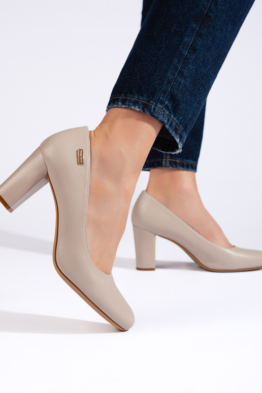 pilkos spalvos aukštakulniai ant... pilkos spalvos aukštakulniai ant...