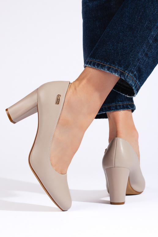 pilkos spalvos aukštakulniai ant... pilkos spalvos aukštakulniai ant...