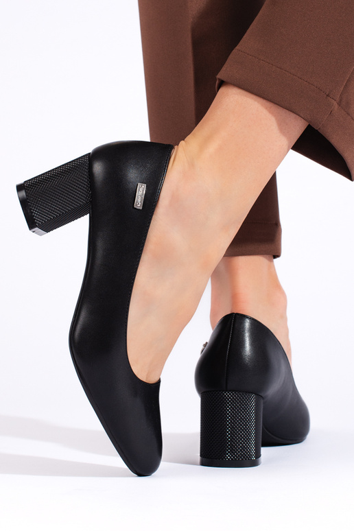 juodos spalvos aukštakulniai ant...