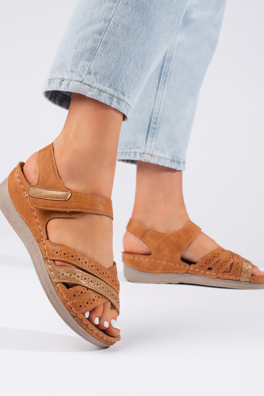 rudos spalvos sandalai