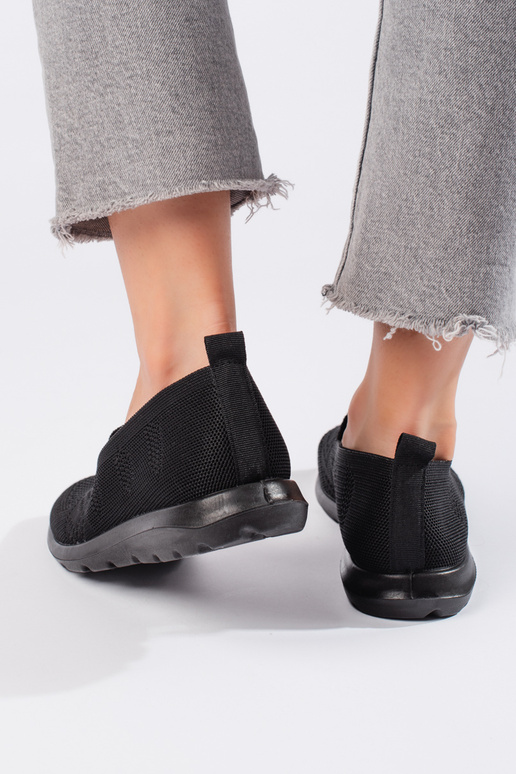 juodos spalvos  slip on