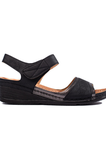 juodos spalvos sandalai