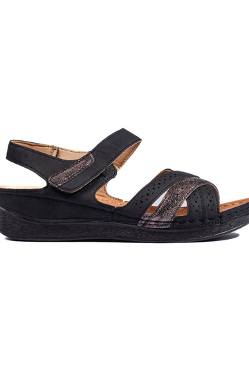 juodos spalvos sandalai