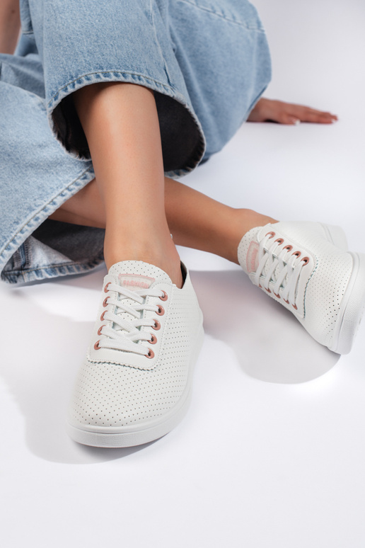 batai baltos spalvos