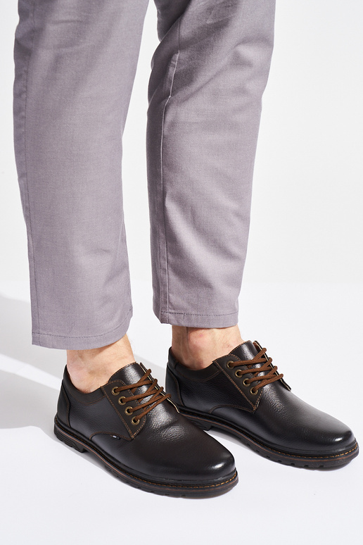 vyrams rudos spalvos batai suvarstytas