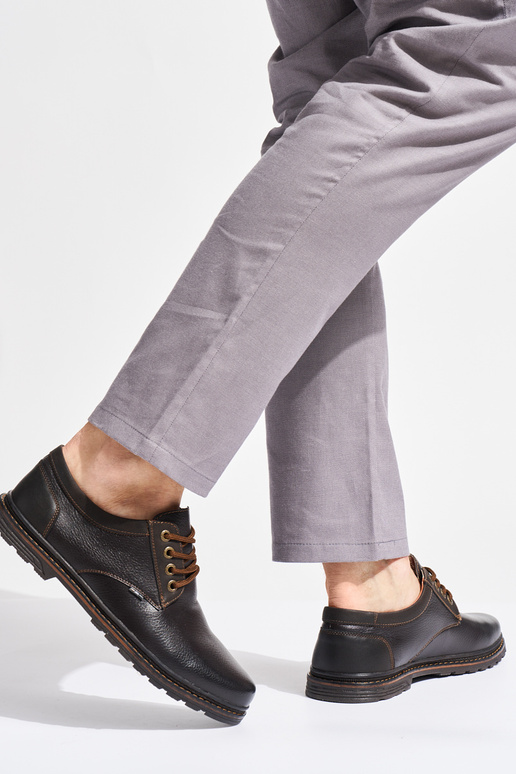 vyrams rudos spalvos batai suvarstytas