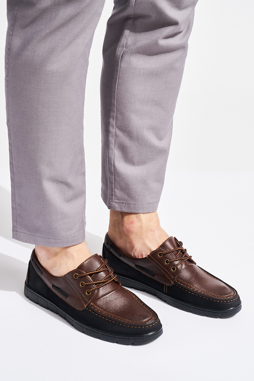 vyrams rudos spalvos pusbačiai pririštas