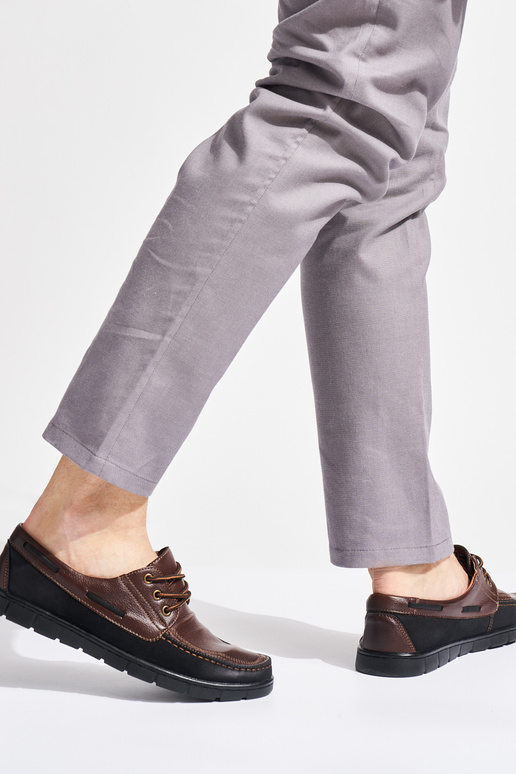 vyrams rudos spalvos pusbačiai pririštas