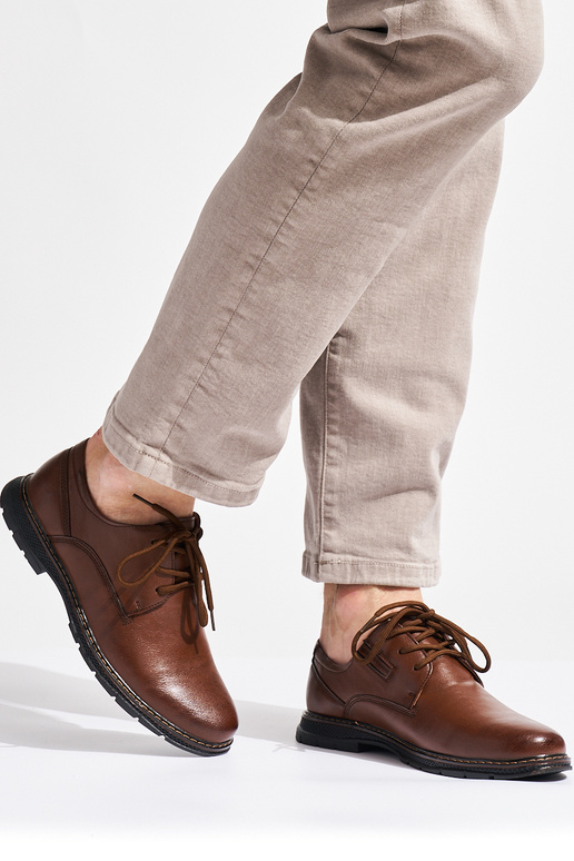 vyrams pusbačiai pririštas