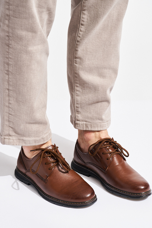 vyrams pusbačiai pririštas