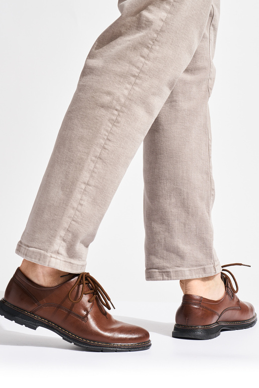 vyrams pusbačiai pririštas