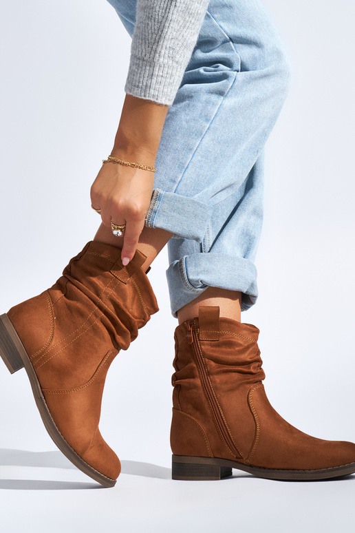 iš zomšos rudos spalvos moteriški batai iš zomšos rudos spalvos moteriški batai