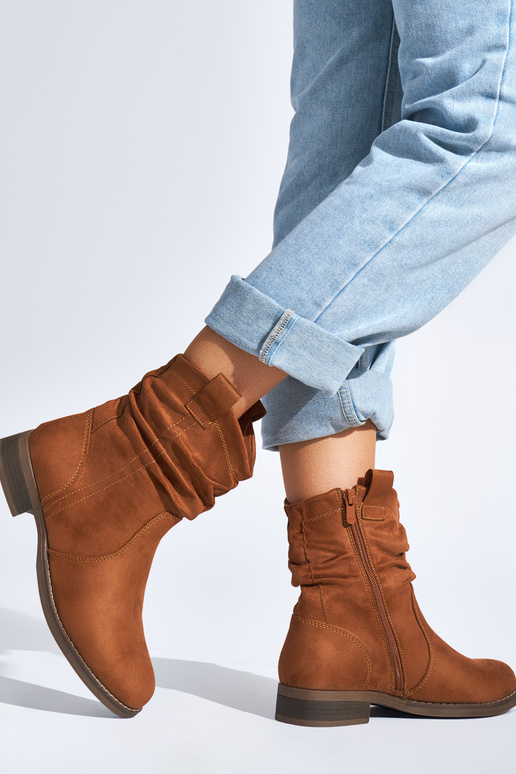 iš zomšos rudos spalvos moteriški batai iš zomšos rudos spalvos moteriški batai