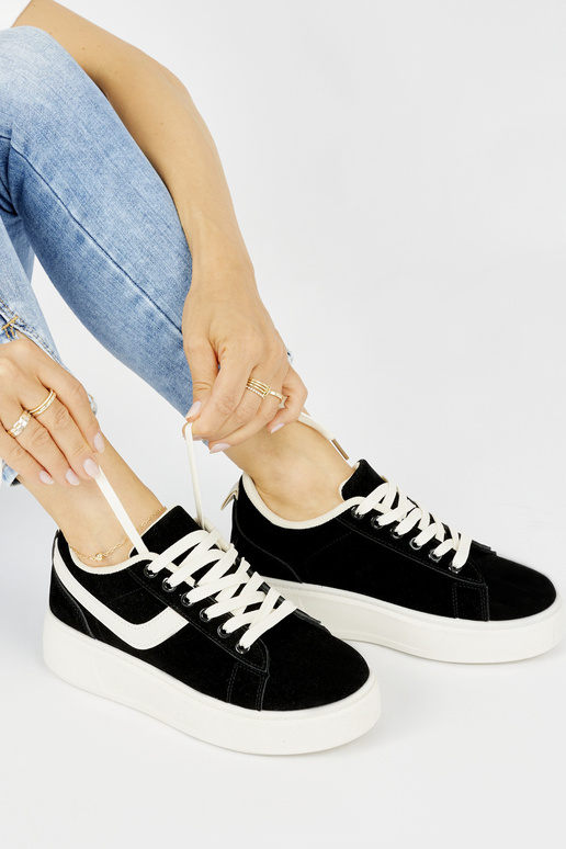 iš zomšos juodos spalvos moteriški...