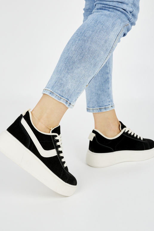 iš zomšos juodos spalvos moteriški...