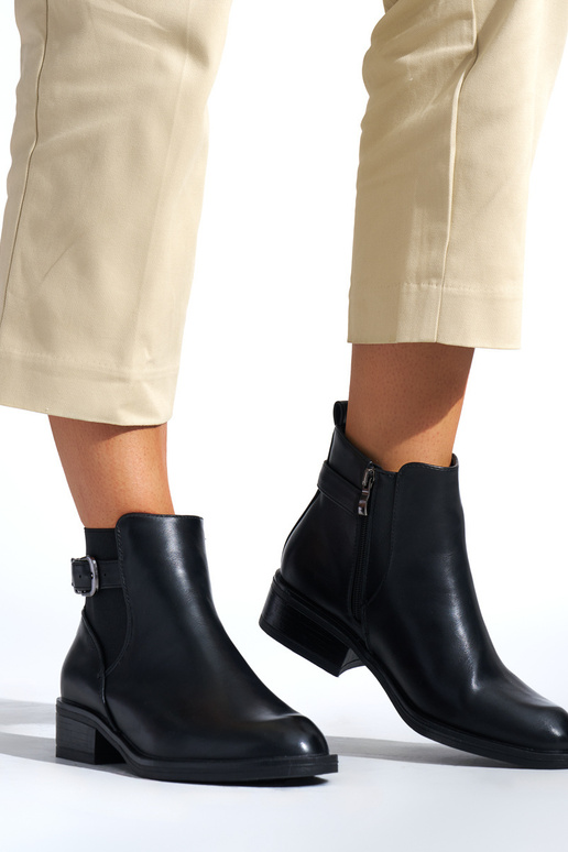 juodos spalvos klasika butas...