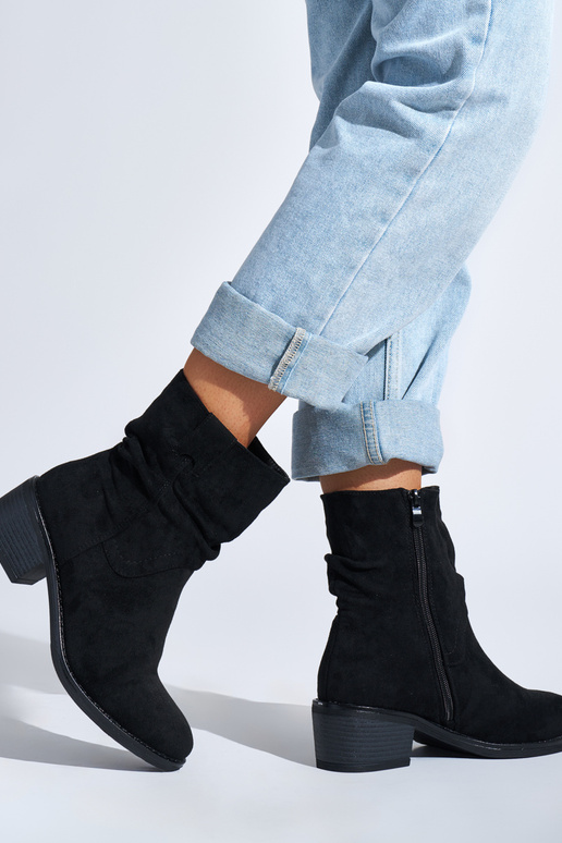 juodos spalvos kaubojiško stiliaus batai