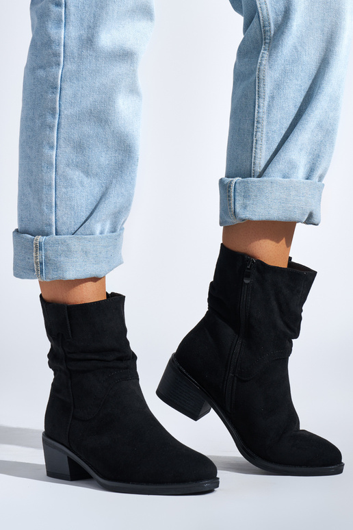 juodos spalvos kaubojiško stiliaus batai