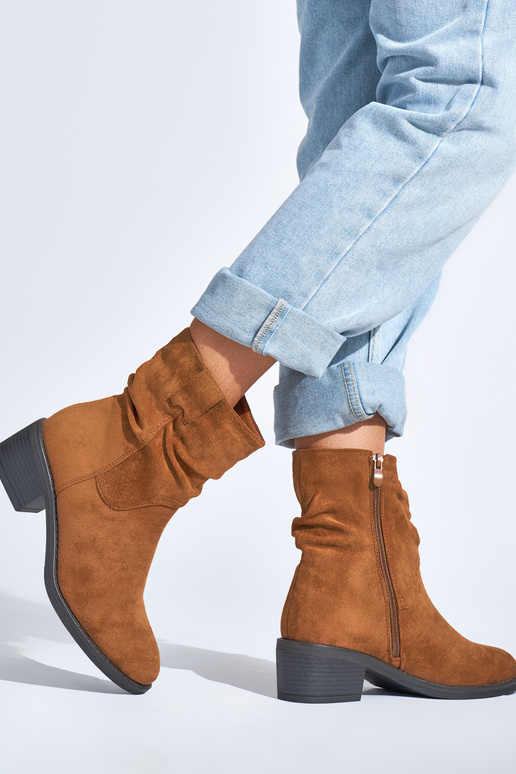 rudos spalvos kaubojiško stiliaus batai