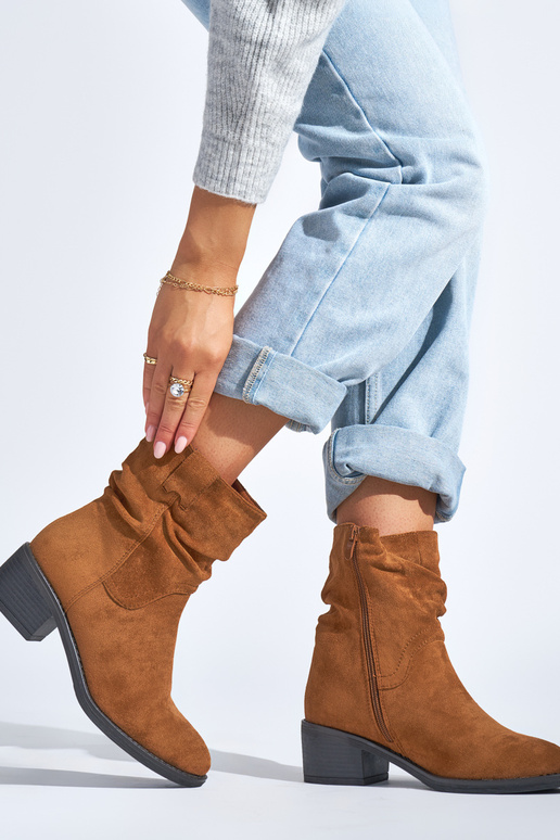 rudos spalvos kaubojiško stiliaus batai