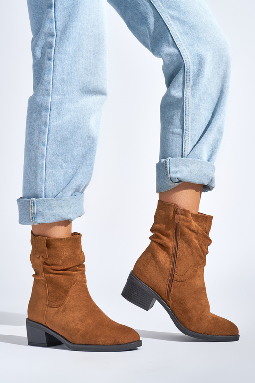 rudos spalvos kaubojiško stiliaus batai