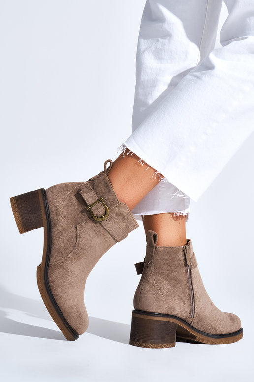 smėlio spalvos batai iš zomšos ant kulno