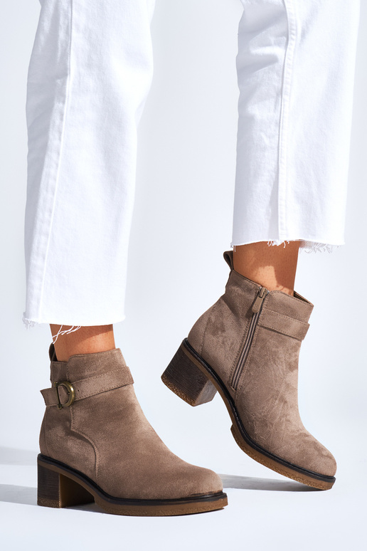 smėlio spalvos batai iš zomšos ant kulno