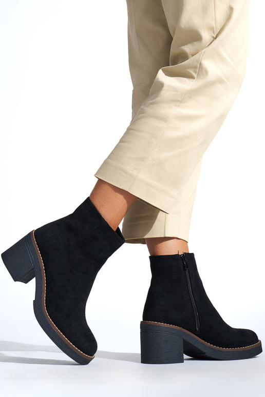 juodos spalvos moteriški batai ant kulno