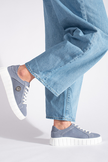 šviesiai mėlynos spalvos... 2