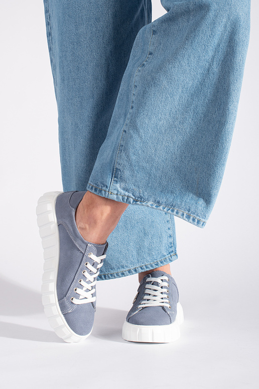 šviesiai mėlynos spalvos pusbačiai su... šviesiai mėlynos spalvos pusbačiai su...