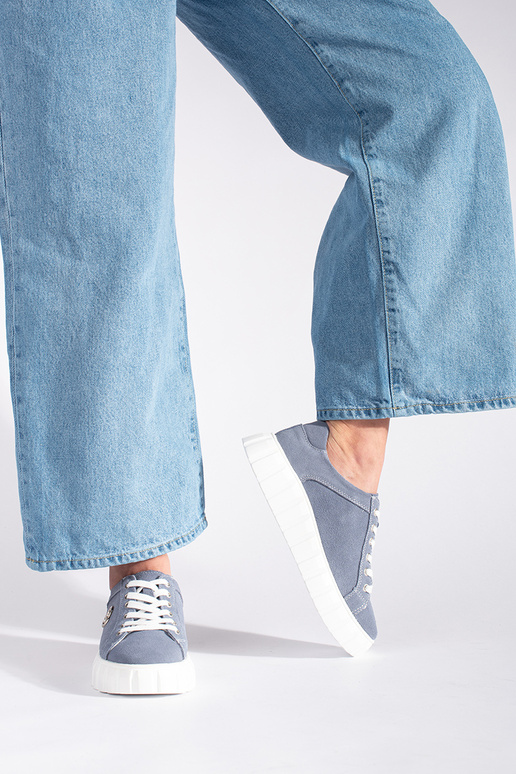 šviesiai mėlynos spalvos pusbačiai su... šviesiai mėlynos spalvos pusbačiai su...