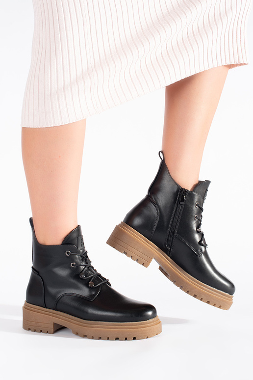 juodos spalvos pririštas batai na...