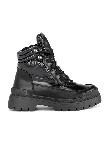 juodos spalvos batai ant...