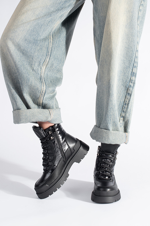 juodos spalvos batai ant storo pado... juodos spalvos batai ant storo pado...