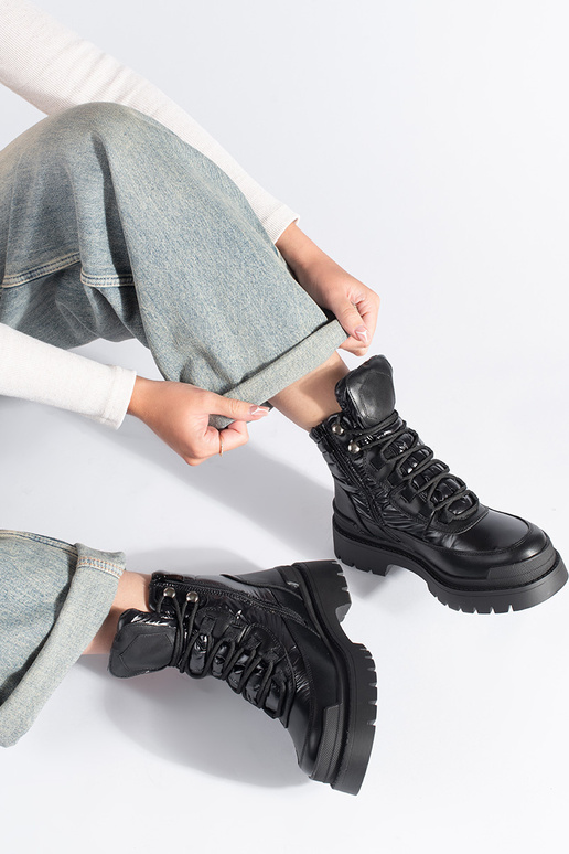 juodos spalvos batai ant storo pado... juodos spalvos batai ant storo pado...