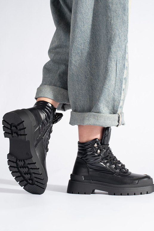 juodos spalvos batai ant storo pado... juodos spalvos batai ant storo pado...